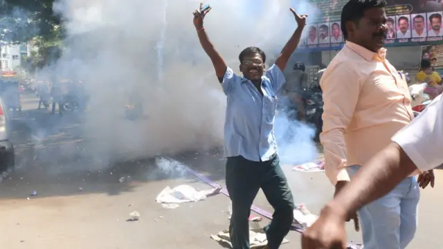 தீபாவின் ஆதரவாளர்கள் தீர்ப்புக்கு பிறகு பாட்டாசு வெடித்து கொண்டாடினர்