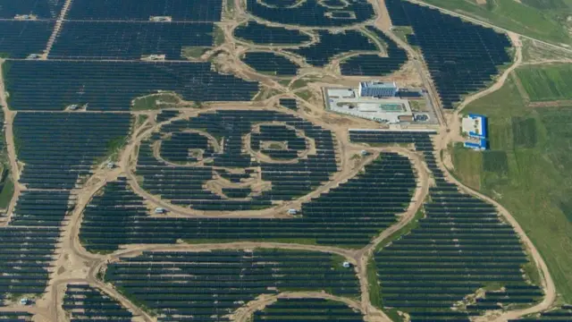 从中国华北地区的大同县上空飞过时,你会看到两只大熊猫,其中一只还在向你招手。它们是由几千块太阳能版构成的。