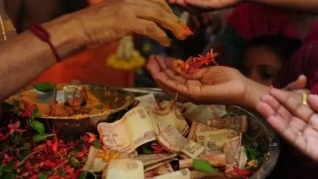 મંદિરમાં મહિલાઓ