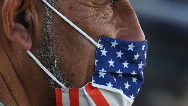 پوشیدن ماسک صورت با هدف مقابله با همه گیری ویروس کرونا به یک موضوع سیاسی در آمریکا تبدیل شده