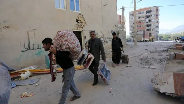 People carry dia load dey waka