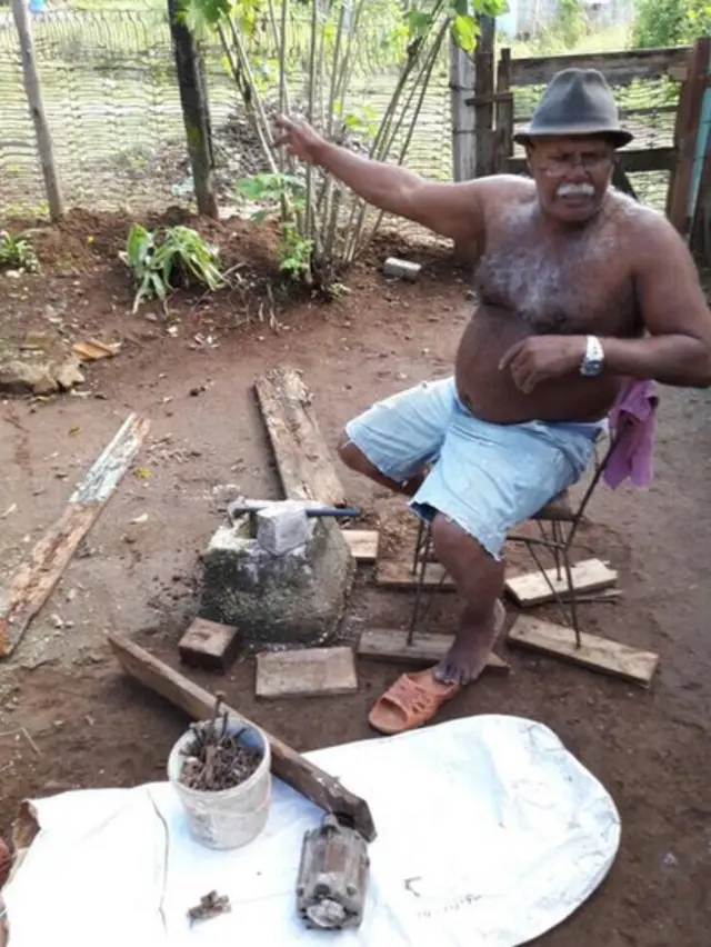 Ramón sentado en una silla