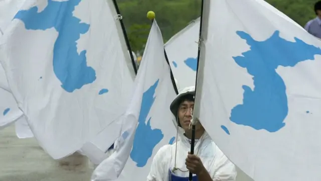 Lá cờ Thống nhất của Nam và Bắc Hàn không phải cờ chính thức cho Olympics nhưng được coi là biểu tượng của ước mơ về một quốc gia chung trong tương lai