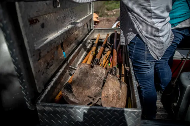 Palas usadas por las buscadoras en su búsqueda.