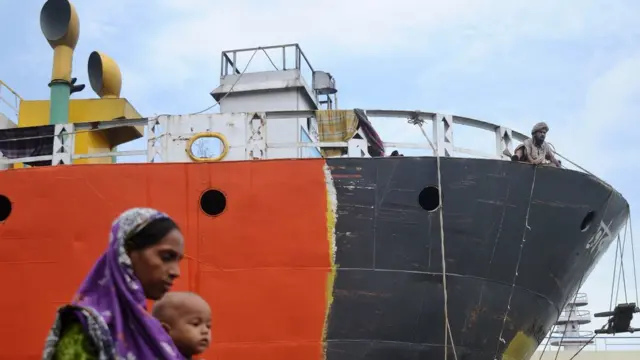 কাজের জন্য যাচ্ছেন ঢাকার নারী-পুরুষ