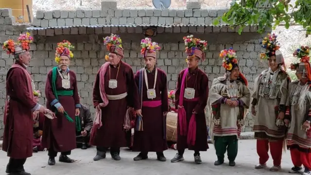 'நாங்கள் அலெக்ஸாண்டர் படை வீரர்களின் வம்சாவளியினர்'