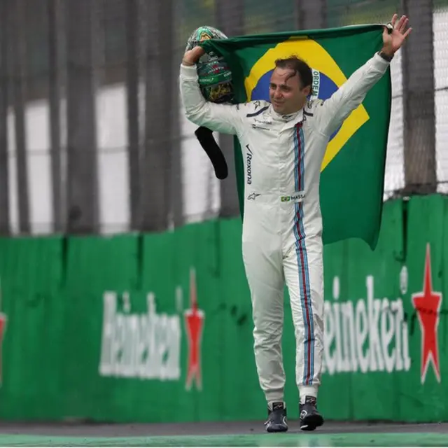 Felipe Massa melambaikan tangan perpisahan kepada publik negerinya -ia akan pensiun di akhir musim.