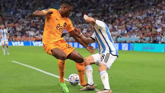 Dumfries derriba a Marcos Acuña