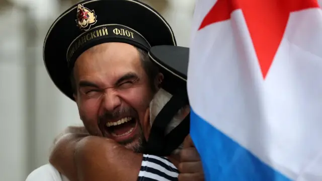 Объятия на праздновании дня ВМФ в московского Парьке Горького