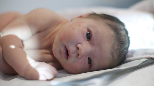 Por qué puede ser peligrosa la moda de untar flora vaginal a los bebés  recién nacidos por cesárea - BBC News Mundo