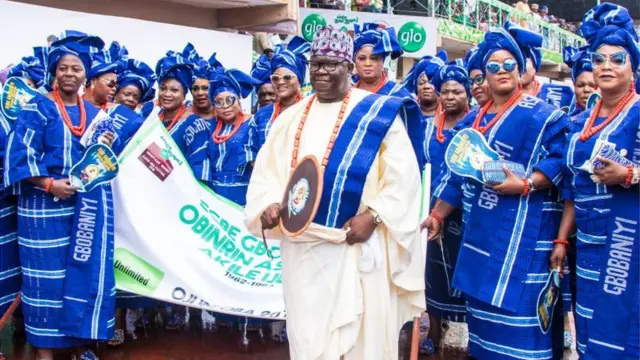 Awọn ẹlẹgbẹjẹgbẹ lọkunrin-lobinrin ninu asọ ẹgbẹjọda to n jo nibi ọdun Ojude Ọba