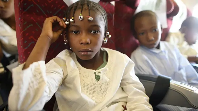 Des enfants à bord d'un avion.