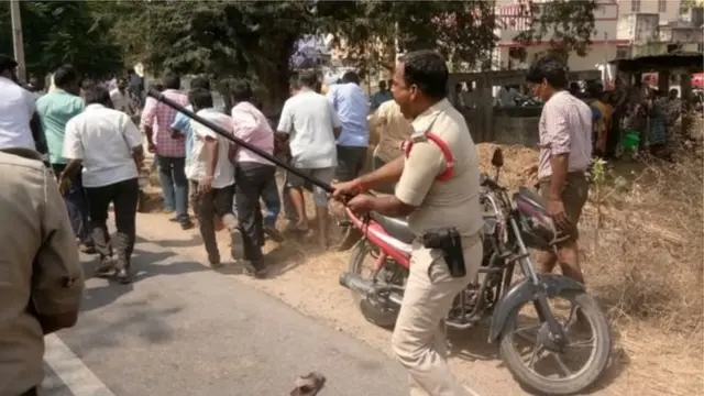 చిత్తూరు జిల్లా పూతలపట్టు నియోజకవర్గం బందార్లపల్లెలో తెలుగుదేశం వైసీపీ కార్యకర్తల మధ్య ఘర్షణ చోటుచేసుకుంది.