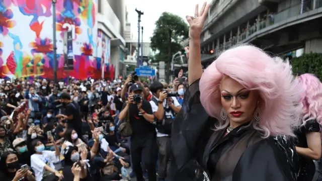 กลุ่ม "แดรกควีน" มาร่วมชุมนุมขับไล่นายกฯ ที่แยกราชประสงค์วันที่ 25 ต.ค. 2563