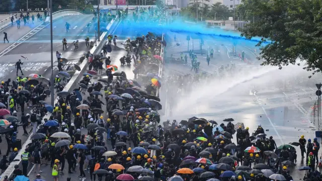 Водометы и протестующие