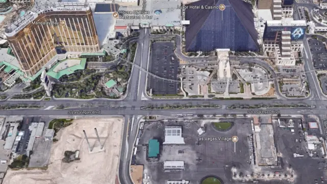 Una vista aérea de Las Vegas Village y el hotel Mandalay Bay