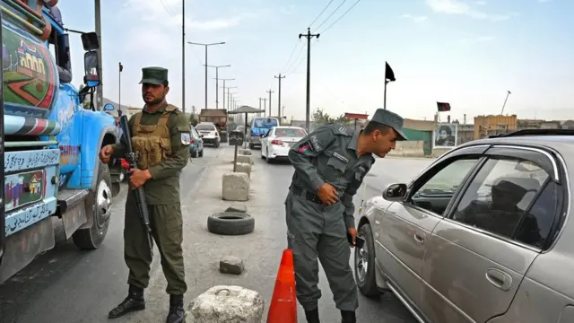 Police in Kabul check vehicles
