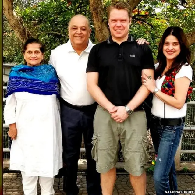 பெற்றோர் மற்றும் கணவருடன் நதாஷா