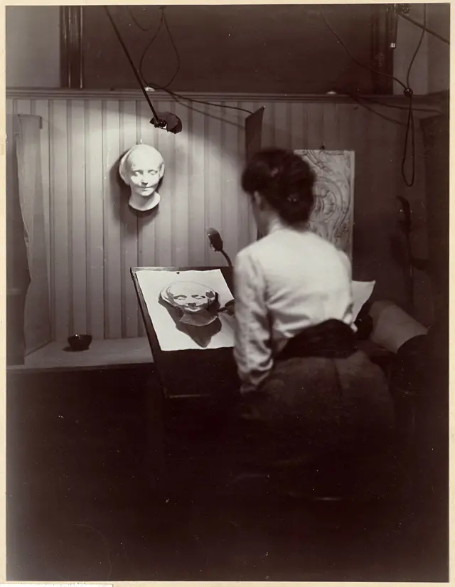 Una artista pinta la máscara de la Desconocida del Sena