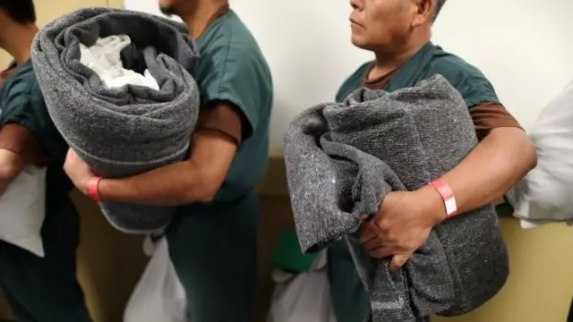 Inmigrantes detenidos en el centro de Otay Mesa, en San Diego, el 18 de mayo.