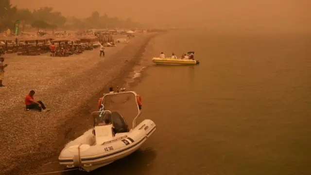 Humo y cielo anaranjado en la isla griega de Evia.