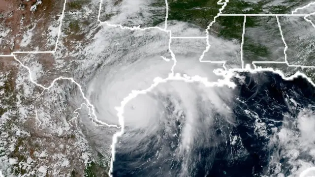 Imagen satelital del huracán Harvey llegando a la costa de Texas