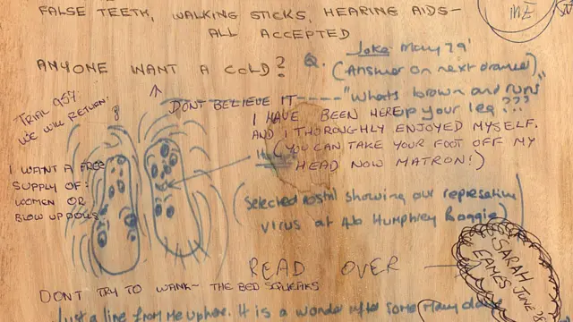 Detalle de escritorio de madera con grafiti