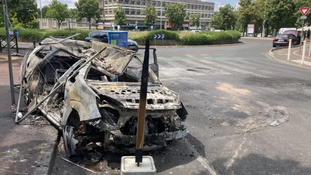 Mobil yang terbakar di Nanterre