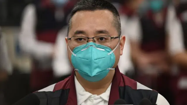 Hombre con mascarilla