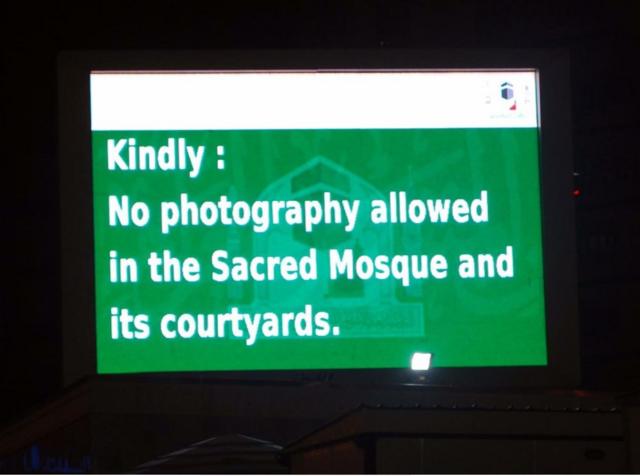 Papan elektronik larangan memotret di kawasan Masjidil Haram