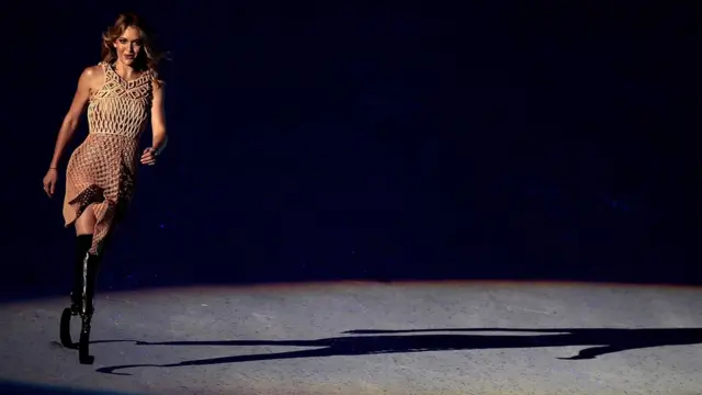 Amy Purdy junto al robot KUKA