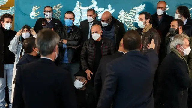 عدم رعایت فاصله گذاری اجتماعی در اولین روز برگزاری جشنواره فیلم فجر با انتقادهایی رو به رو شده است