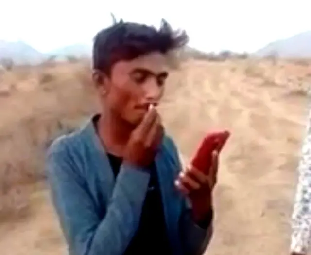 મૂછો મૂંડાવી નાખતી તસવીર