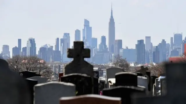 Nova York vista de um cemitério