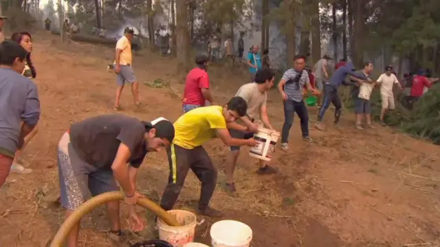 vecinos de Santa Olga se colaborando.