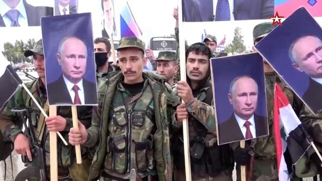 جنود سوريون يتظاهرون تأييدا لروسيا