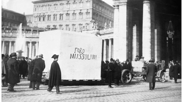 Transporte do imenso bloco que servirá de pedestal para a estátua de mármore de Mussolini, em 1930