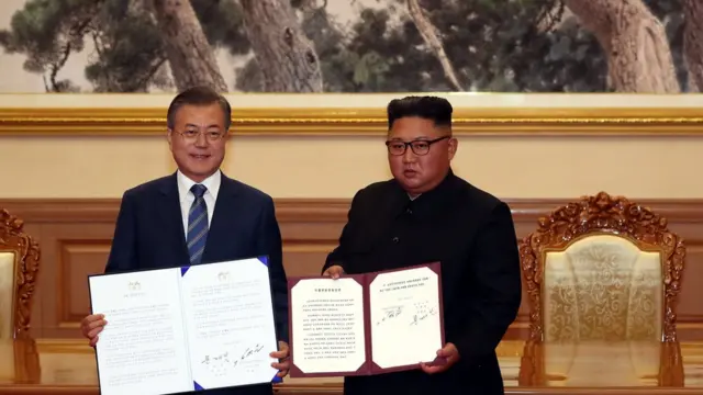 문재인 대통령과 김정은 국무위원장이 19일 백화원 영빈관에서 정상회담을 마친 뒤 평양공동선언서에 서명한 뒤 펼쳐 보이고 있다