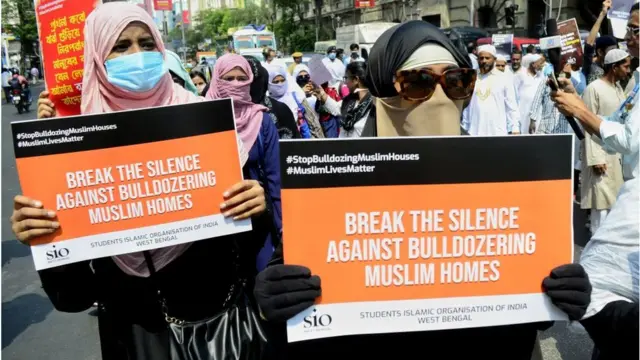 શહેરના છાપરિયા અને તેની આસપાસના વિસ્તારમાં તોફાન બાદ અજંપાભરી શાંતિ હતી