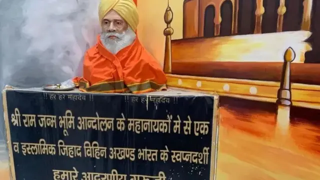 கோவிலின் உள்ளே ஒரு மண்டபத்தில் பி.எல்.சர்மாவின் சிலை