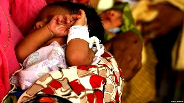 गोद में नवजात बच्चा