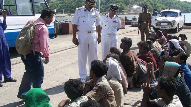 বাংলাদেশ থেকে ভেসে পড়া একটি নৌকার আরোহীদের উদ্ধার করে আন্দামানে জিজ্ঞাসাবাদ করছে ভারতীয় কোস্টগার্ড। ২০০৯