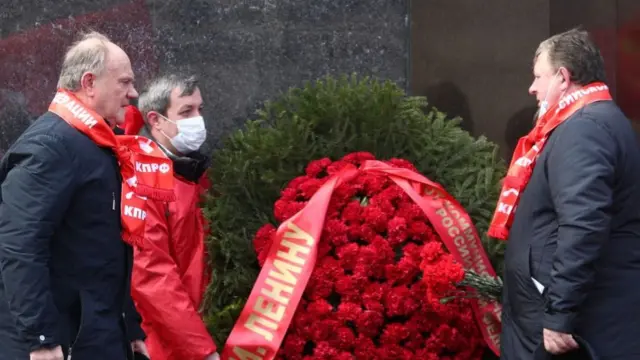 Ảnh chụp ngày 22/4: Ông Gennady Zyuganov đã đến trước Lăng Lenin để đặt vòng hoa