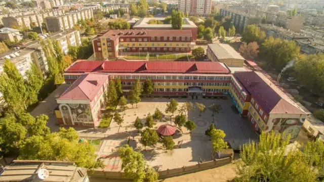 Sebat okulunun tepeden görünümü.