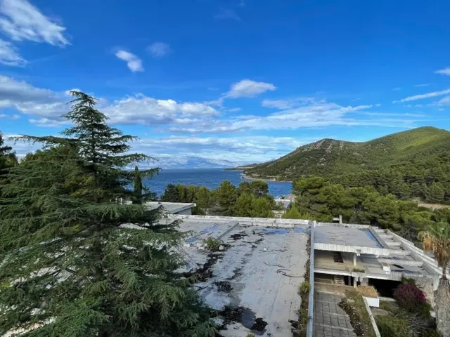 Разрушен хотел на обали Јадранског мора