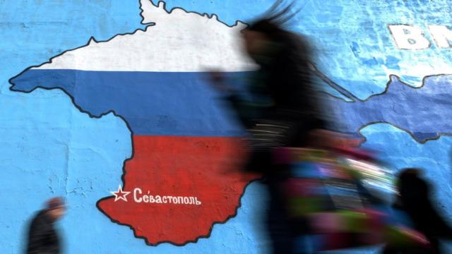Mapa de Crimea pintado con los colores de la bandera rusa.