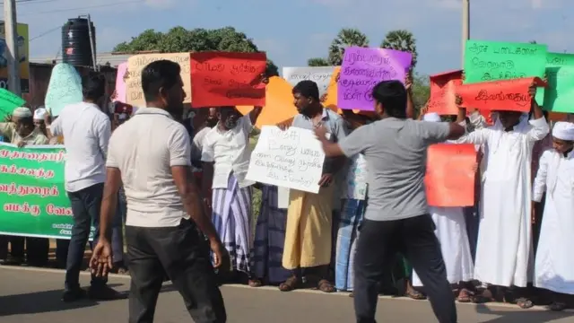 විරෝධතාවේ නිරත වූ පිරිසෙන් කොටසක්