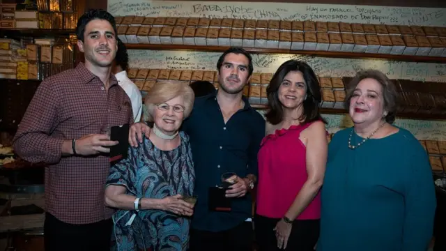 Familia Arechabala (Paola Arechabala es la cuarta de izquierda a derecha).