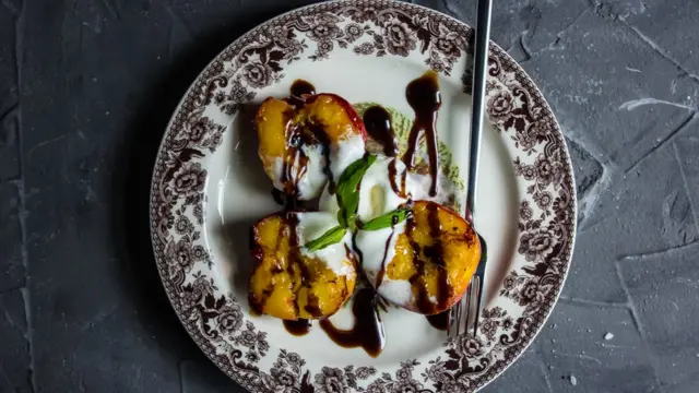 Нектарины с соусом