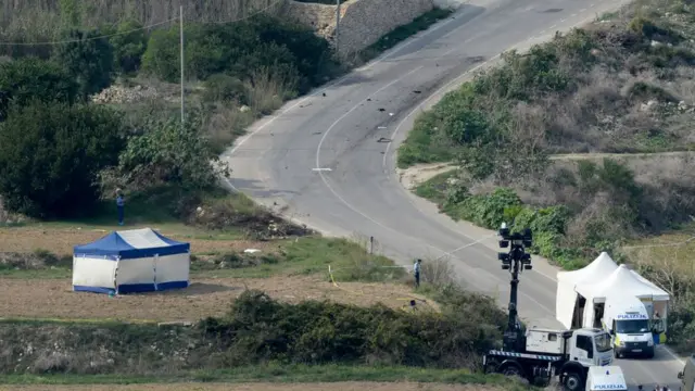 La policia acude al lugar en el que explotó el coche de Daphne Caruana Galizia.